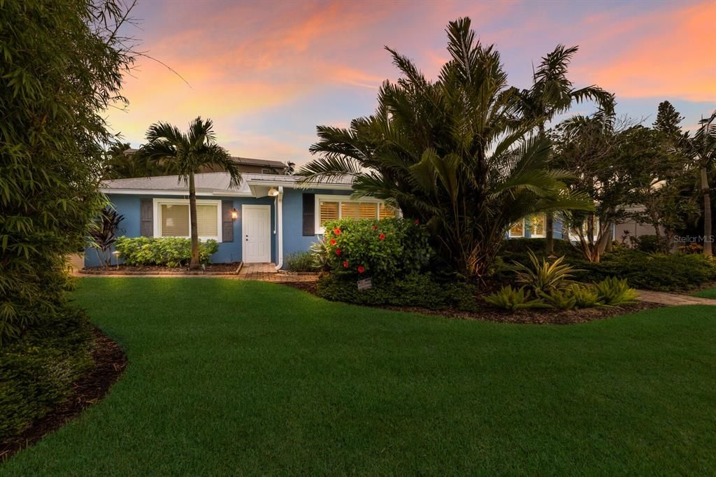 合同活跃: $1,595,000 (4 贝兹, 3 浴室, 1841 平方英尺)