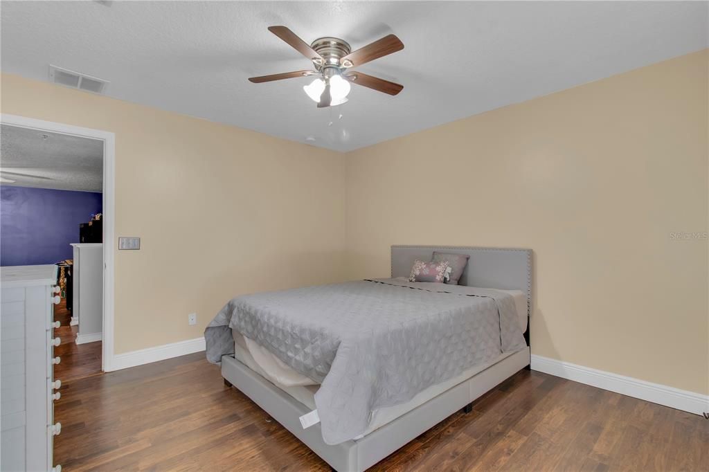 合同活跃: $549,000 (6 贝兹, 4 浴室, 3479 平方英尺)