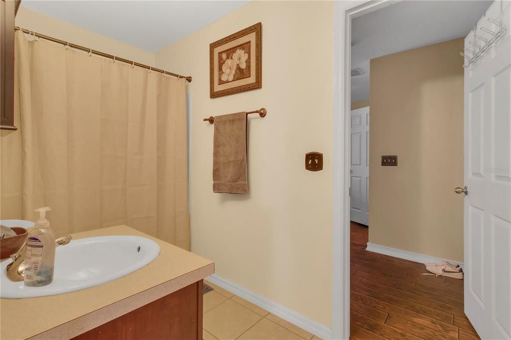 合同活跃: $549,000 (6 贝兹, 4 浴室, 3479 平方英尺)