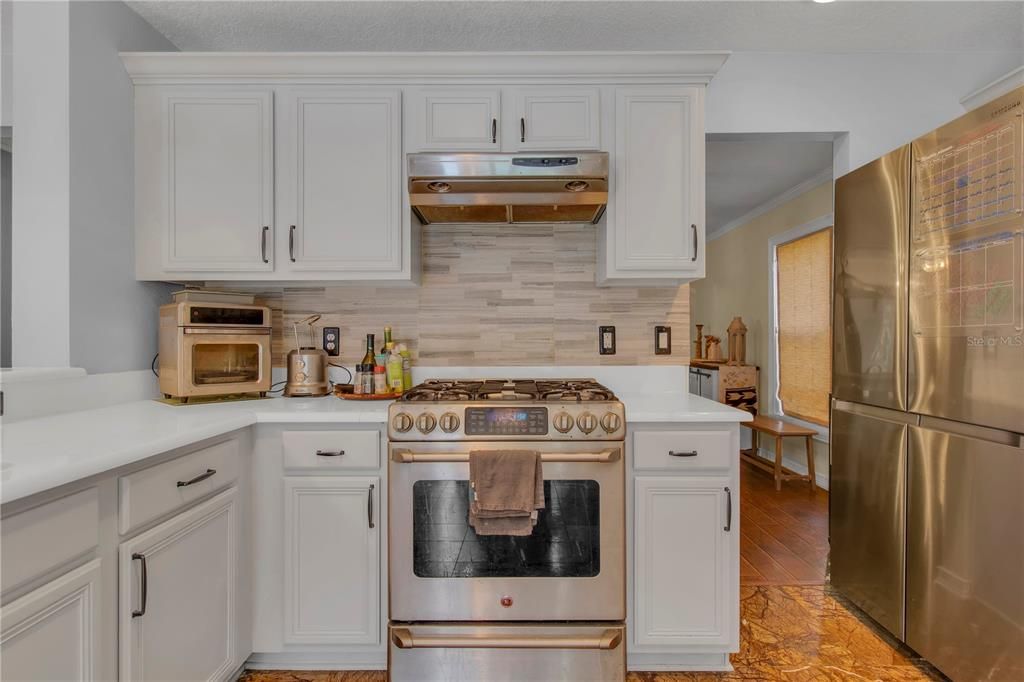 合同活跃: $549,000 (6 贝兹, 4 浴室, 3479 平方英尺)