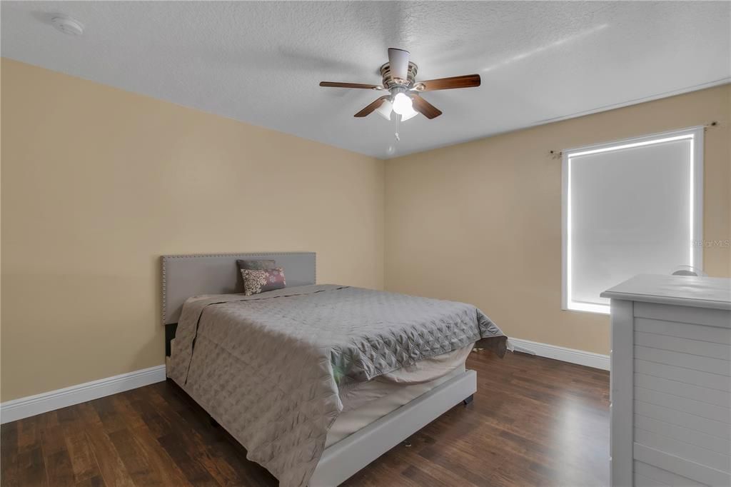 合同活跃: $549,000 (6 贝兹, 4 浴室, 3479 平方英尺)