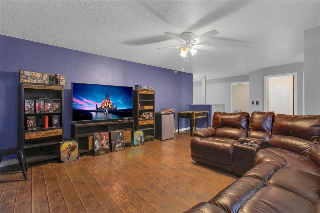 合同活跃: $549,000 (6 贝兹, 4 浴室, 3479 平方英尺)