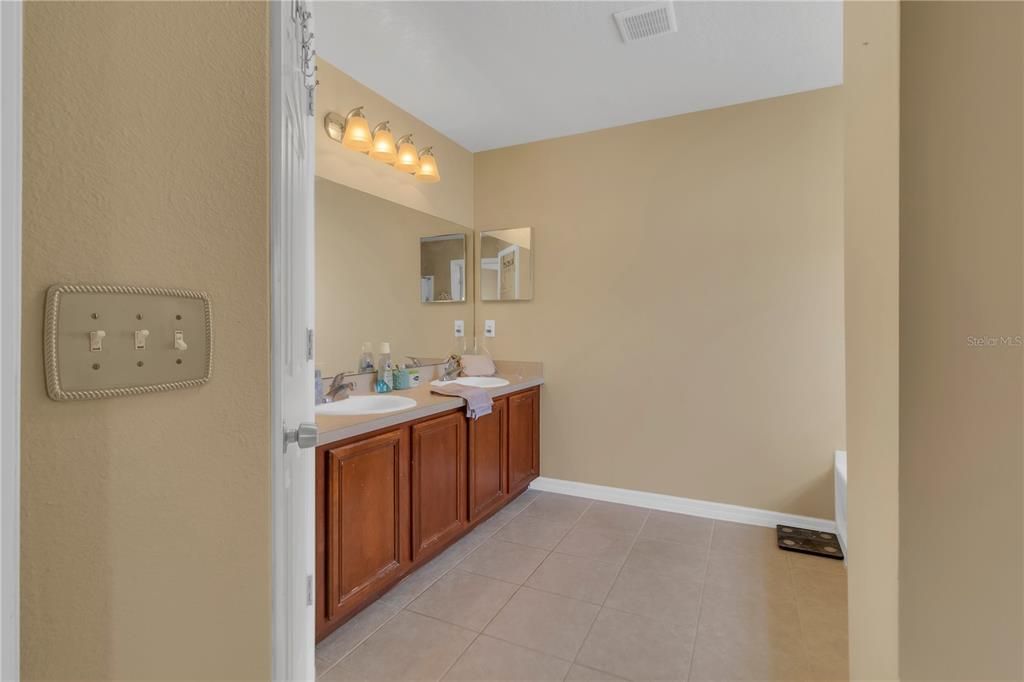 合同活跃: $549,000 (6 贝兹, 4 浴室, 3479 平方英尺)