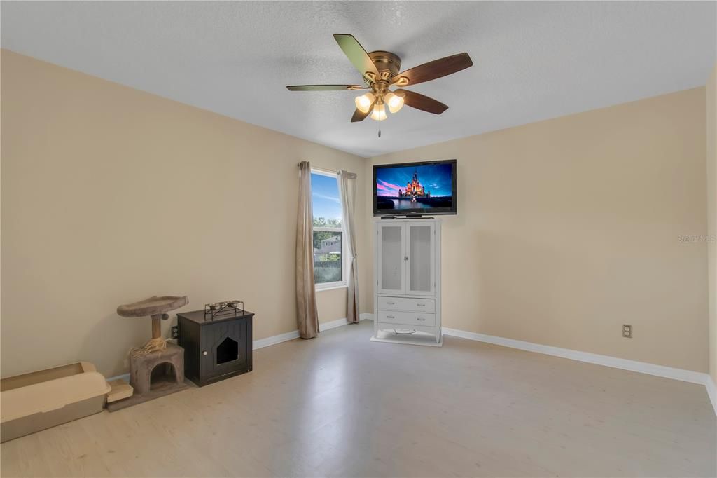 合同活跃: $549,000 (6 贝兹, 4 浴室, 3479 平方英尺)