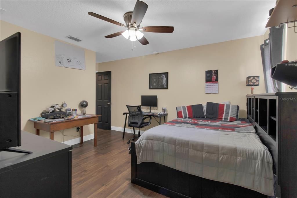 合同活跃: $549,000 (6 贝兹, 4 浴室, 3479 平方英尺)