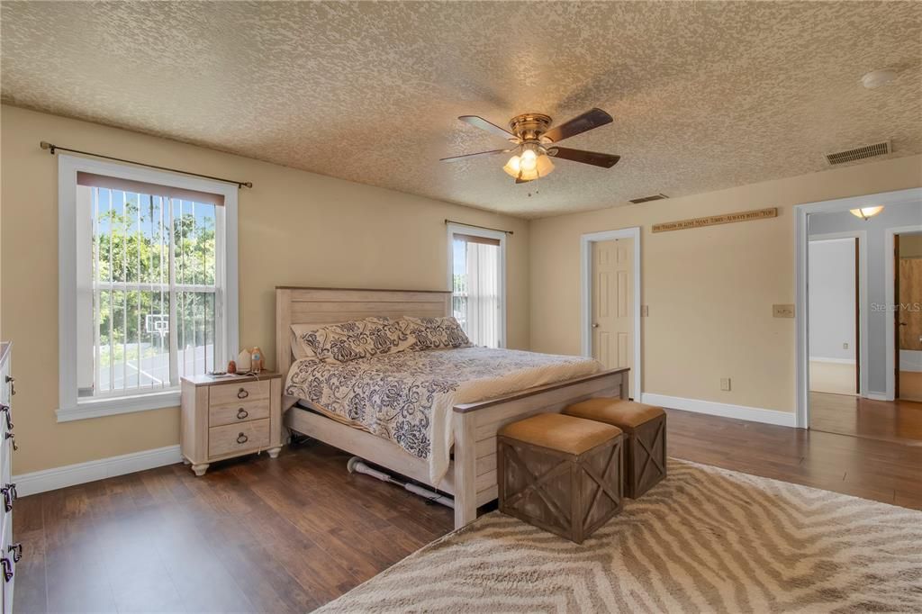 合同活跃: $549,000 (6 贝兹, 4 浴室, 3479 平方英尺)