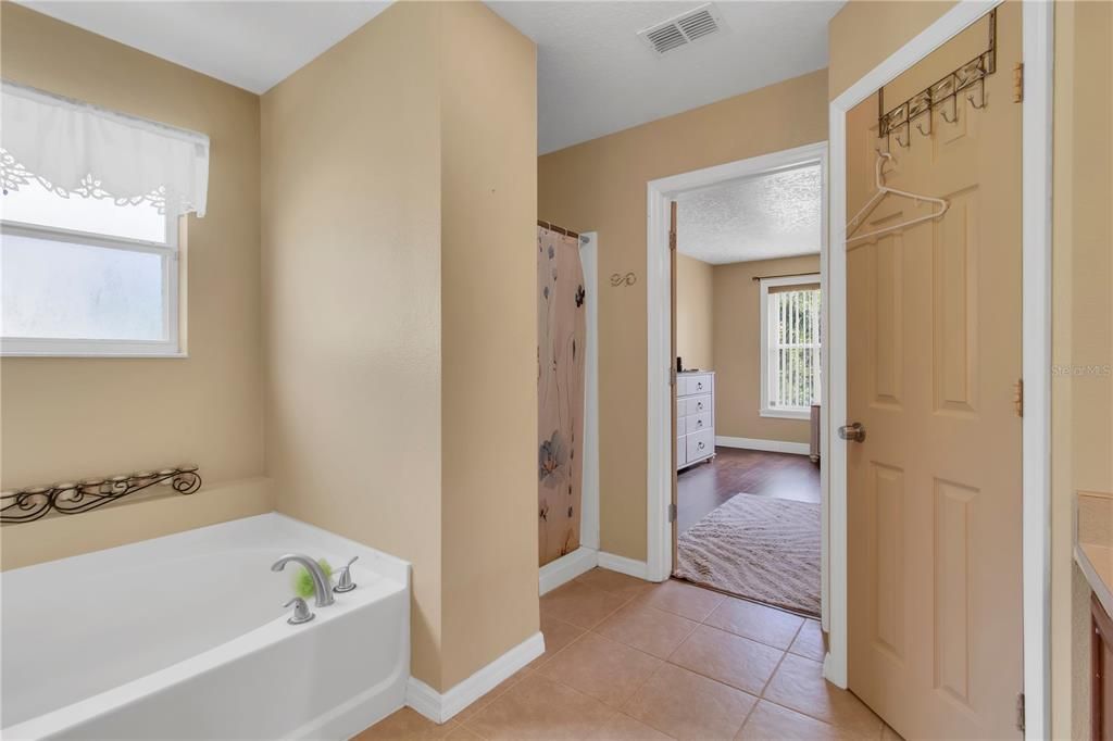 合同活跃: $549,000 (6 贝兹, 4 浴室, 3479 平方英尺)