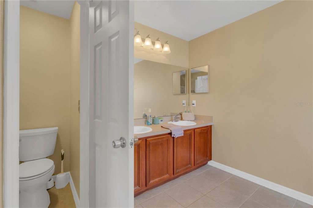 合同活跃: $549,000 (6 贝兹, 4 浴室, 3479 平方英尺)