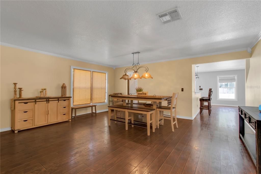 合同活跃: $549,000 (6 贝兹, 4 浴室, 3479 平方英尺)