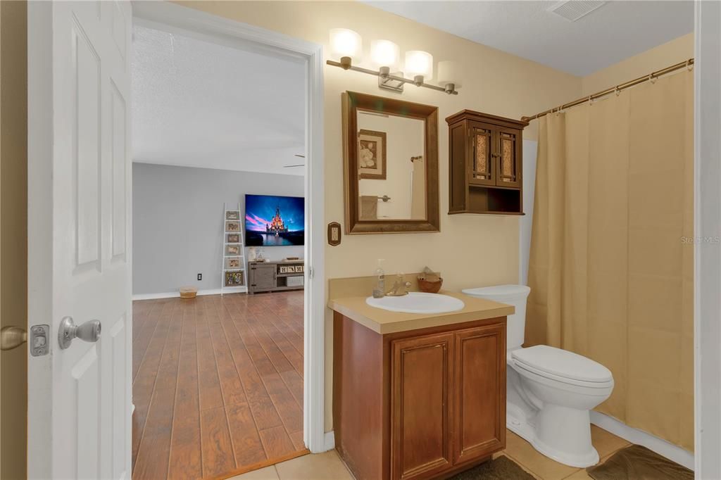 合同活跃: $549,000 (6 贝兹, 4 浴室, 3479 平方英尺)