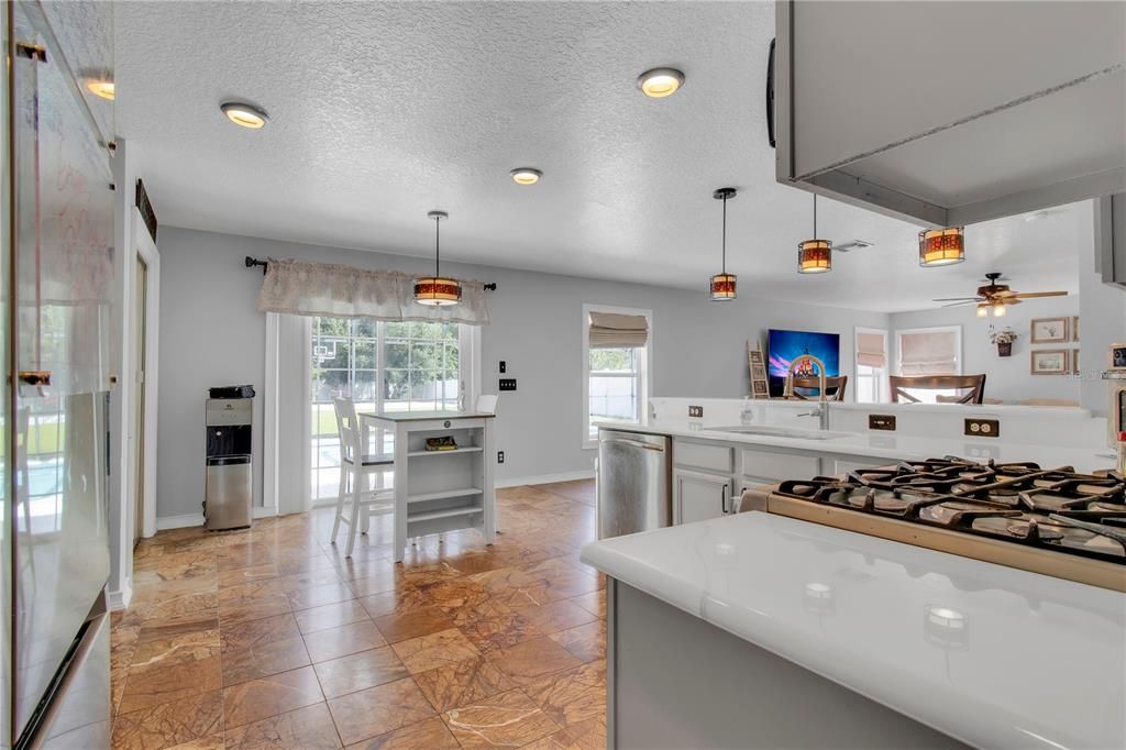 合同活跃: $549,000 (6 贝兹, 4 浴室, 3479 平方英尺)