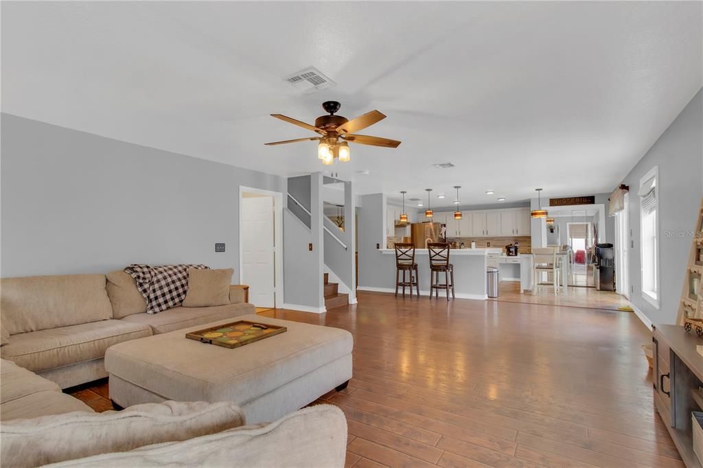 合同活跃: $549,000 (6 贝兹, 4 浴室, 3479 平方英尺)