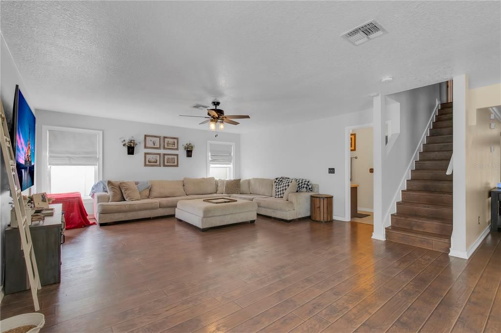 合同活跃: $549,000 (6 贝兹, 4 浴室, 3479 平方英尺)