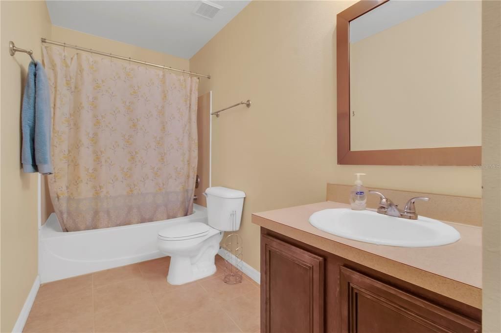 合同活跃: $549,000 (6 贝兹, 4 浴室, 3479 平方英尺)