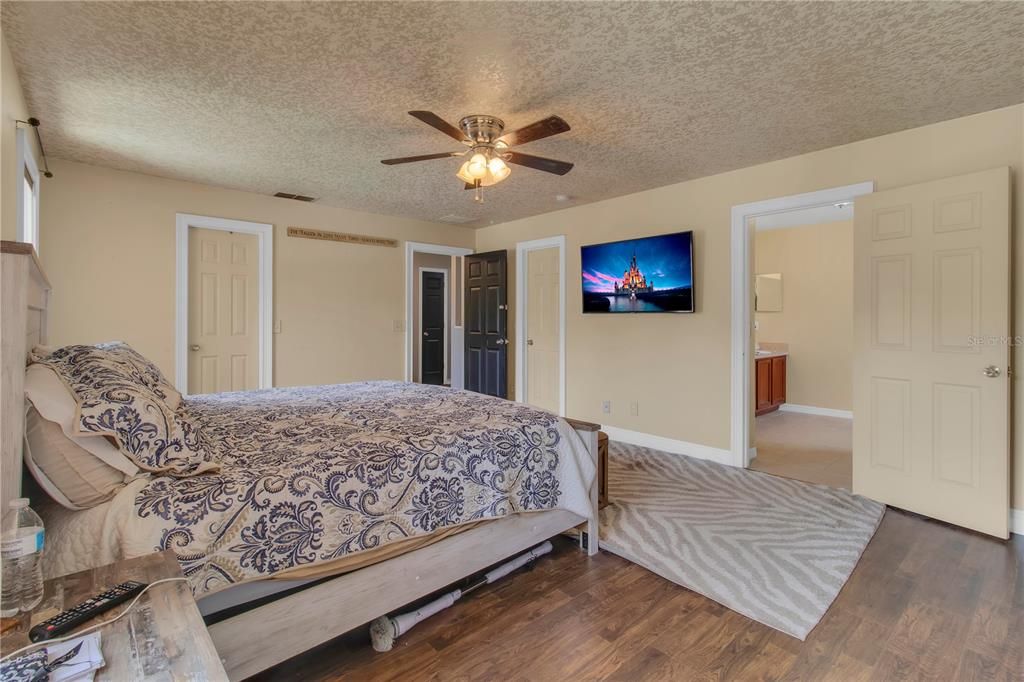 合同活跃: $549,000 (6 贝兹, 4 浴室, 3479 平方英尺)