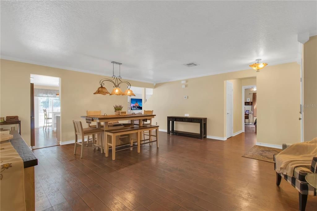 合同活跃: $549,000 (6 贝兹, 4 浴室, 3479 平方英尺)