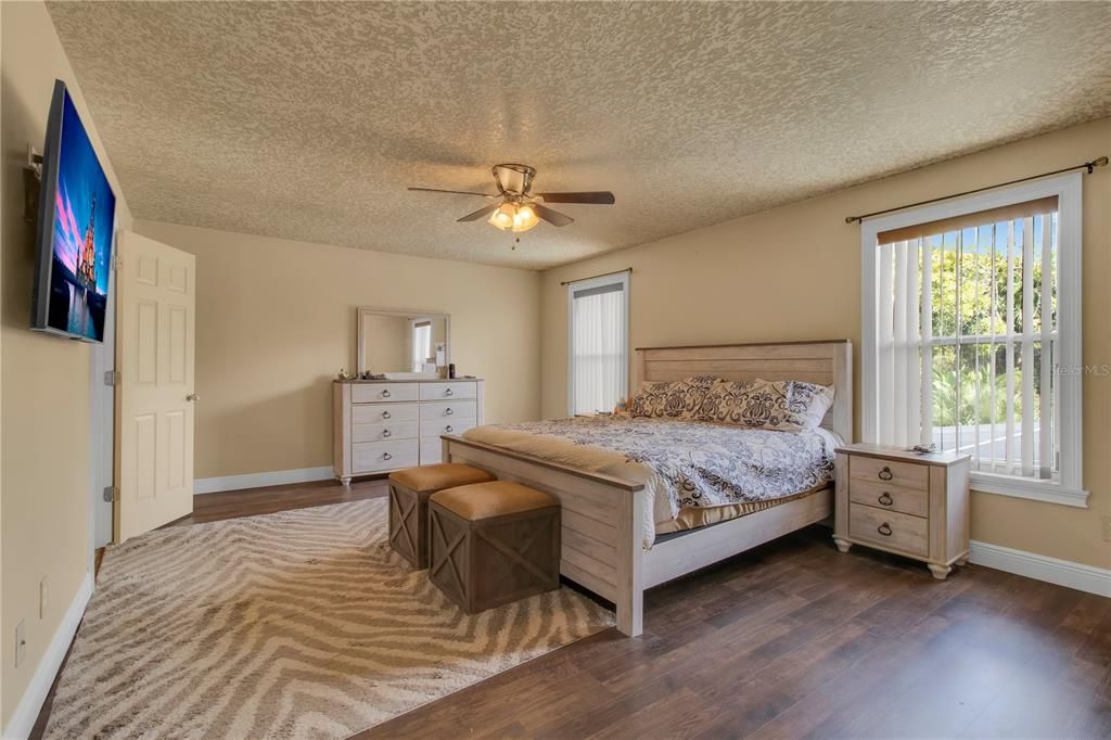 合同活跃: $549,000 (6 贝兹, 4 浴室, 3479 平方英尺)