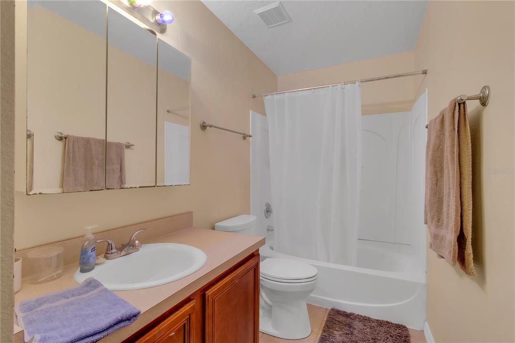 合同活跃: $549,000 (6 贝兹, 4 浴室, 3479 平方英尺)