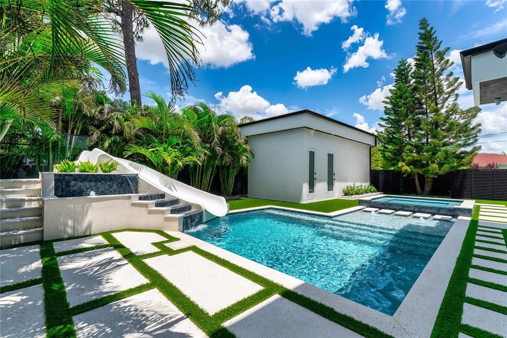 For Sale: $3,995,000 (6 beds, 6 baths, 5700 Square Feet)