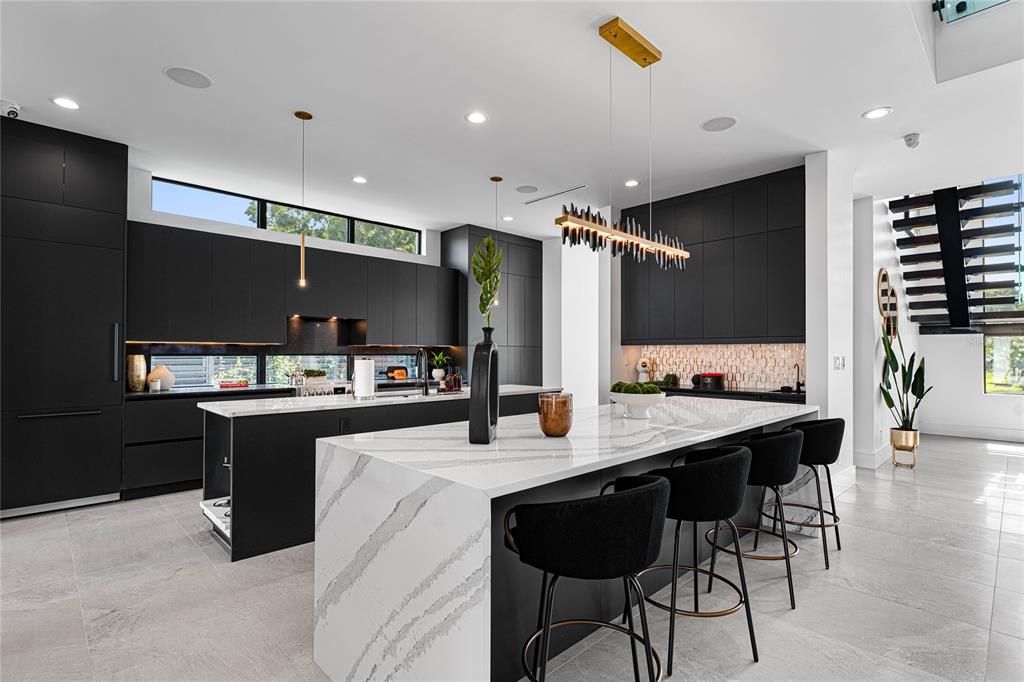 For Sale: $3,995,000 (6 beds, 6 baths, 5700 Square Feet)