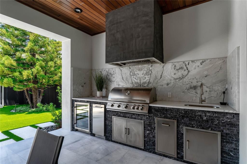 For Sale: $3,995,000 (6 beds, 6 baths, 5700 Square Feet)