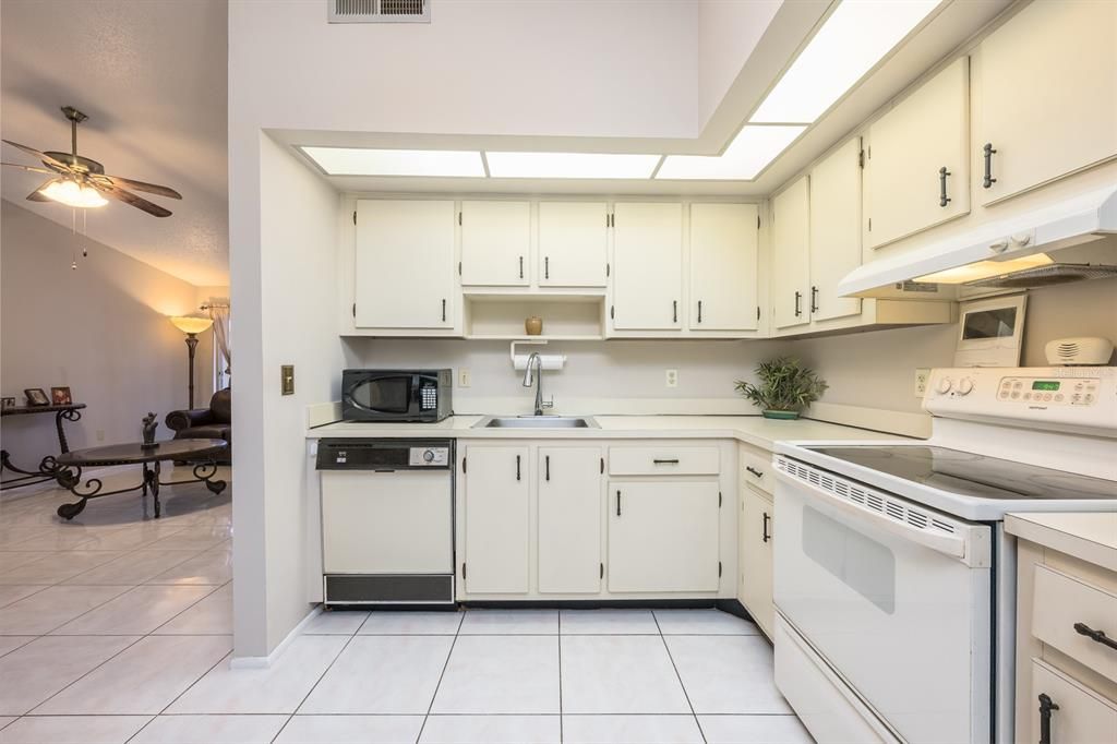 Active With Contract: $269,900 (3 beds, 2 baths, 1109 Square Feet)