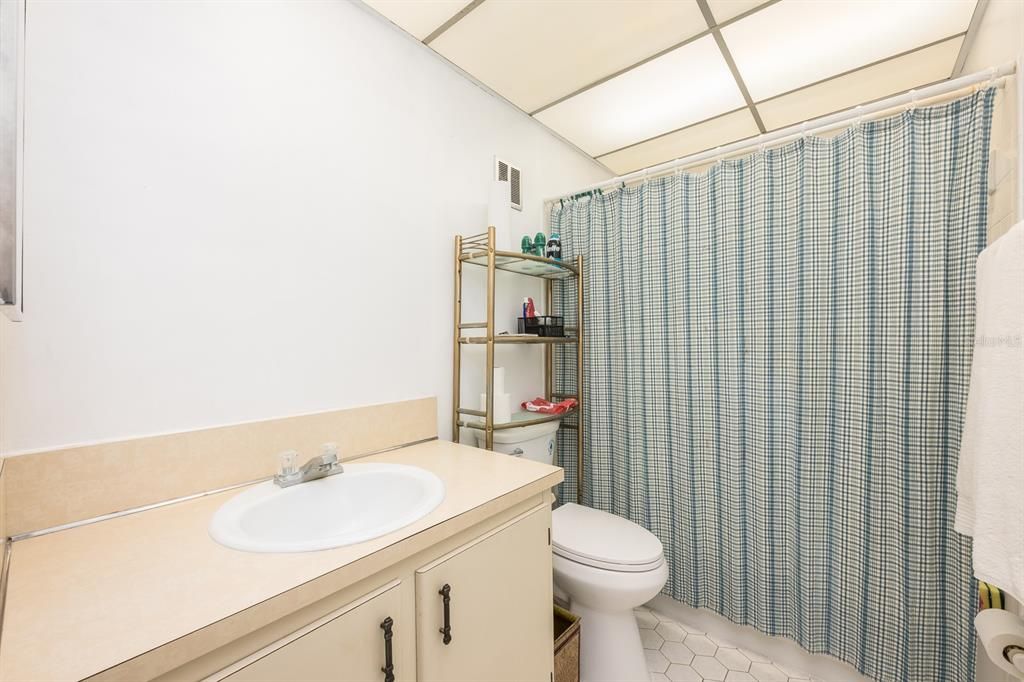 Active With Contract: $269,900 (3 beds, 2 baths, 1109 Square Feet)