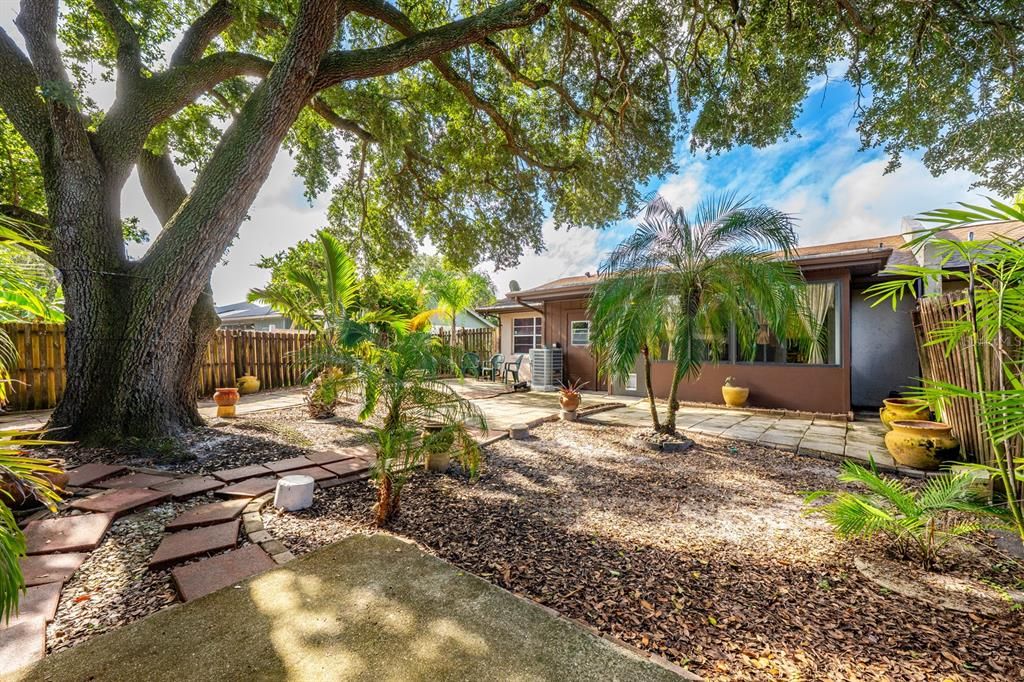 Active With Contract: $269,900 (3 beds, 2 baths, 1109 Square Feet)