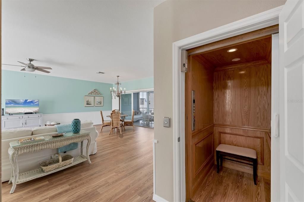 待售: $320,000 (3 贝兹, 2 浴室, 2004 平方英尺)