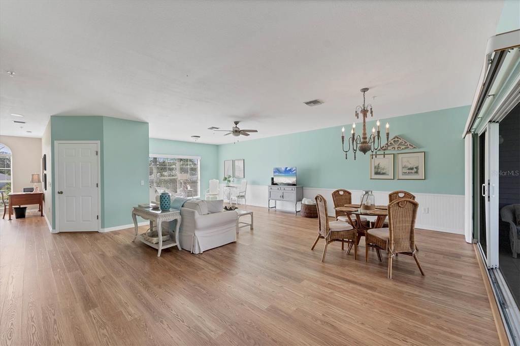 待售: $320,000 (3 贝兹, 2 浴室, 2004 平方英尺)