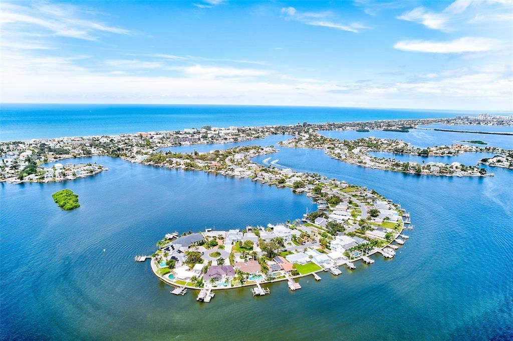 合同活跃: $850,000 (2 贝兹, 2 浴室, 1460 平方英尺)