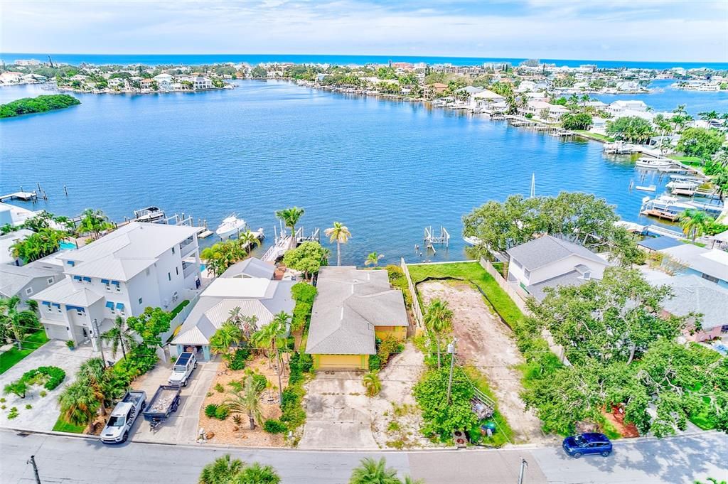 合同活跃: $850,000 (2 贝兹, 2 浴室, 1460 平方英尺)