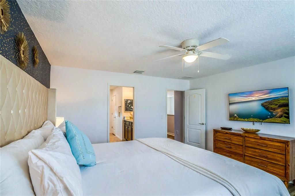 合同活跃: $495,000 (5 贝兹, 4 浴室, 2492 平方英尺)