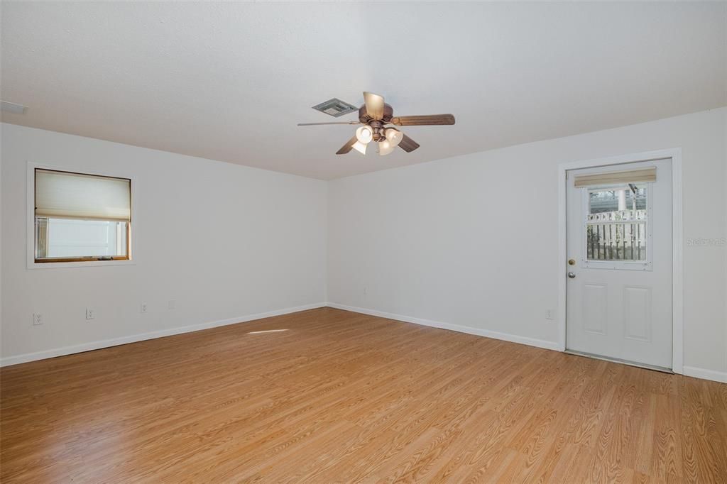 合同活跃: $579,900 (4 贝兹, 2 浴室, 2536 平方英尺)