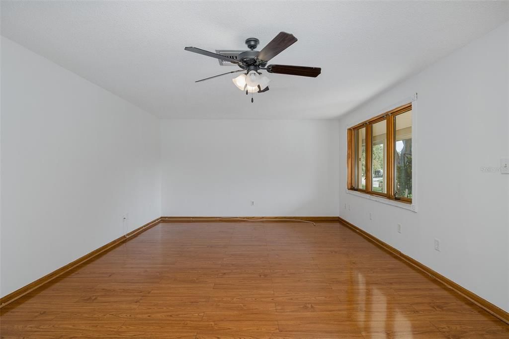 合同活跃: $579,900 (4 贝兹, 2 浴室, 2536 平方英尺)