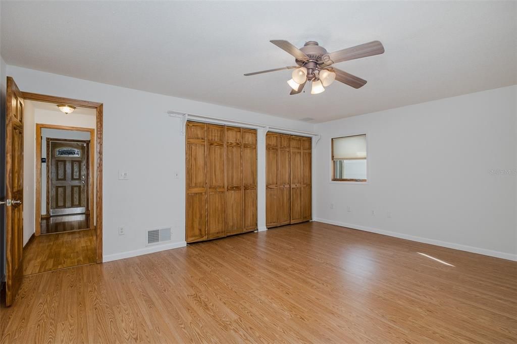 合同活跃: $579,900 (4 贝兹, 2 浴室, 2536 平方英尺)