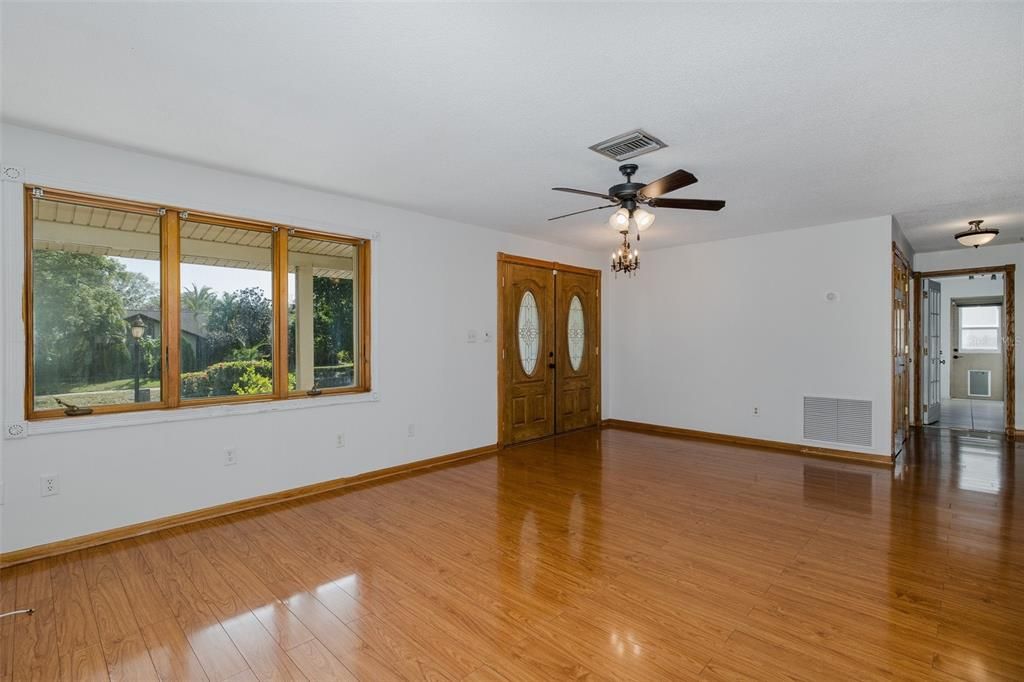 合同活跃: $579,900 (4 贝兹, 2 浴室, 2536 平方英尺)