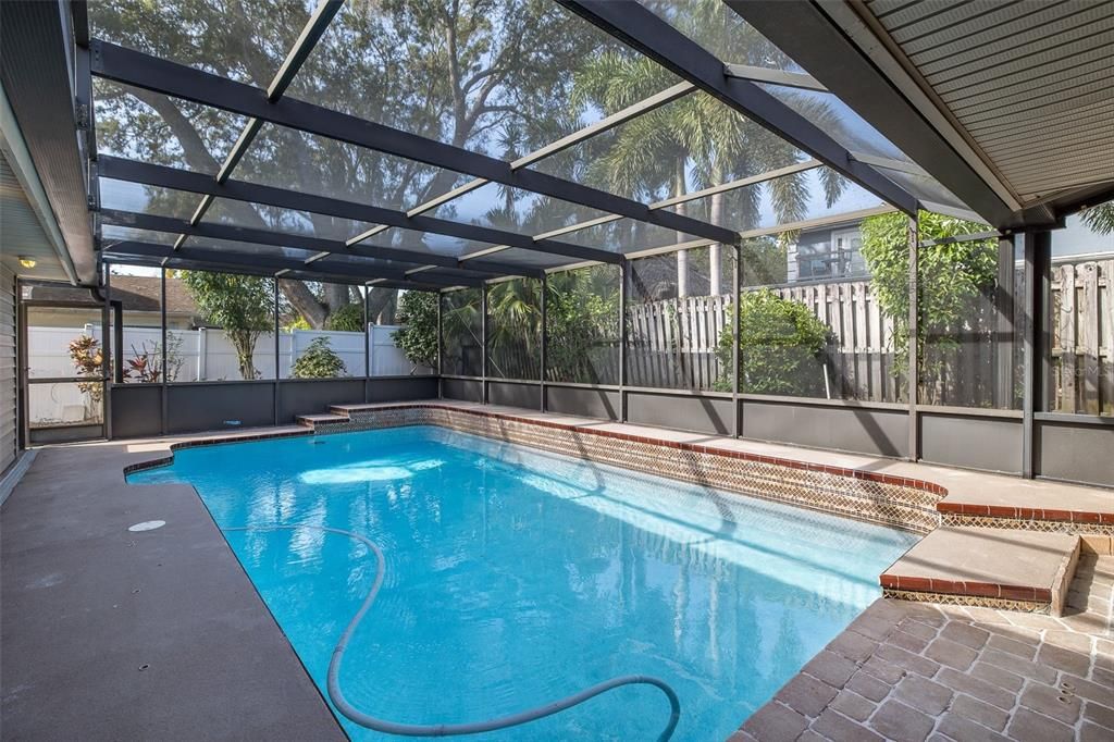 合同活跃: $579,900 (4 贝兹, 2 浴室, 2536 平方英尺)