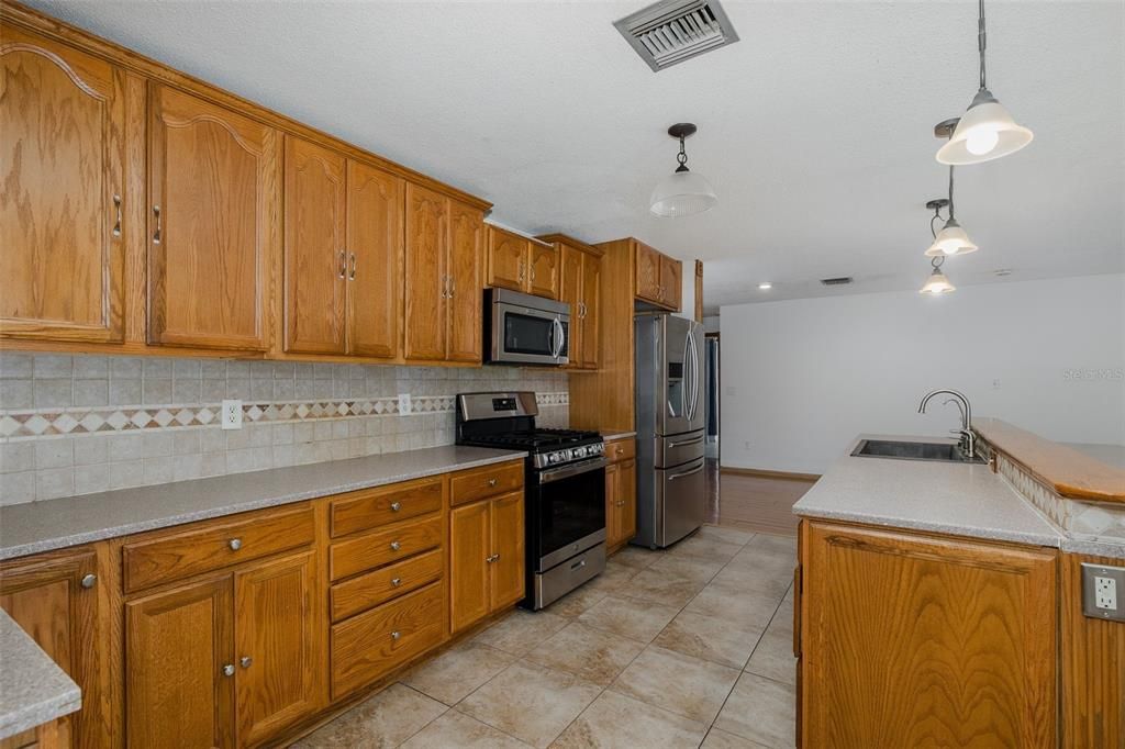 合同活跃: $579,900 (4 贝兹, 2 浴室, 2536 平方英尺)