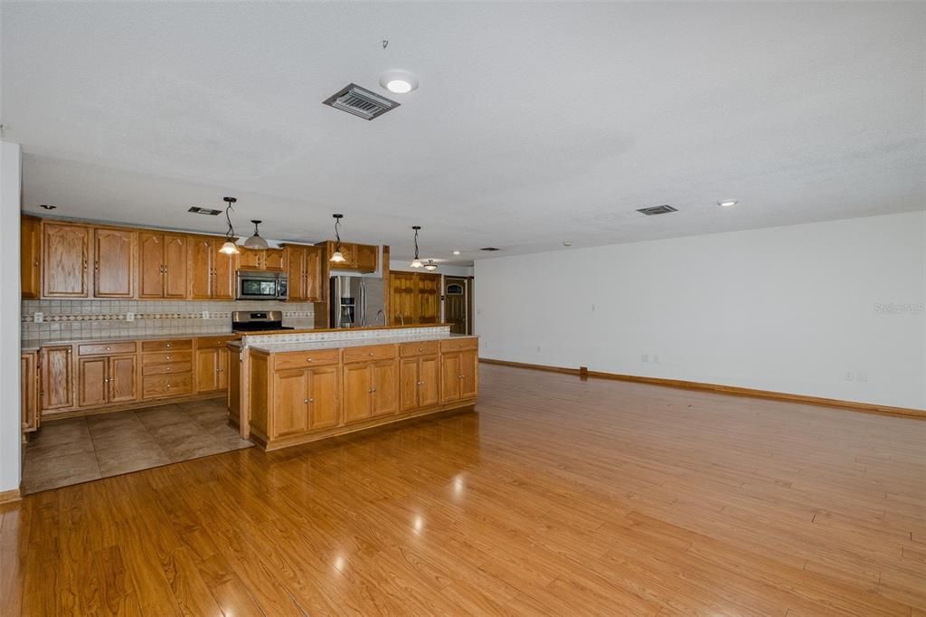 合同活跃: $579,900 (4 贝兹, 2 浴室, 2536 平方英尺)