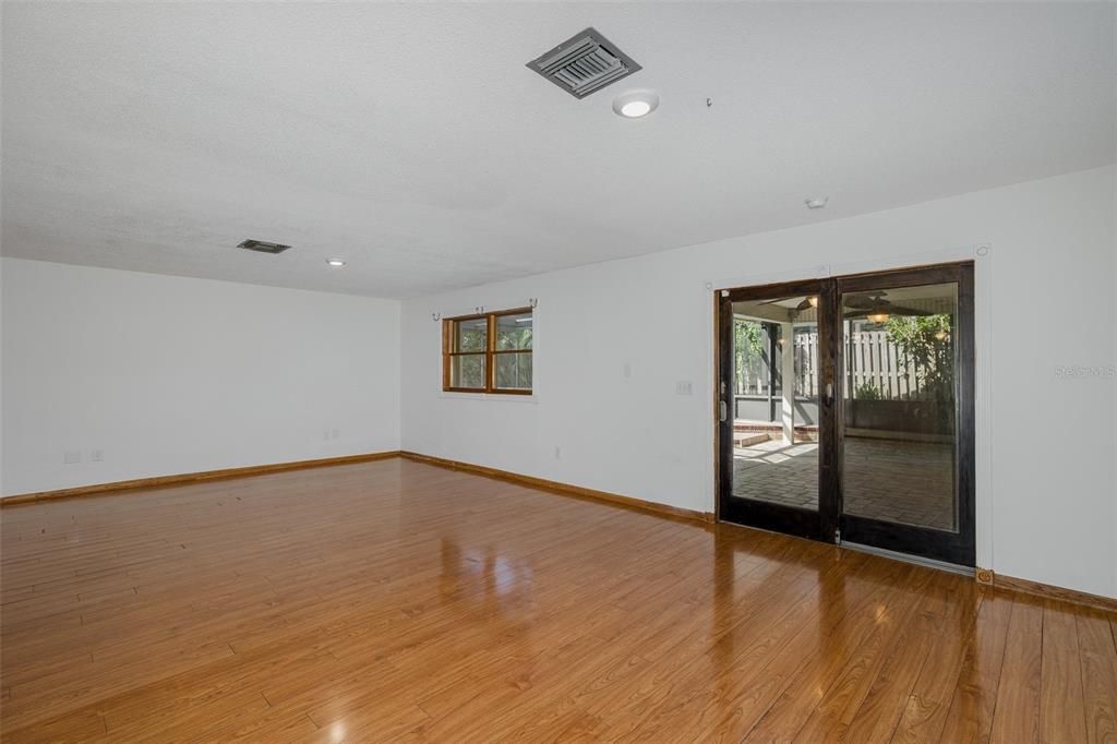 合同活跃: $579,900 (4 贝兹, 2 浴室, 2536 平方英尺)