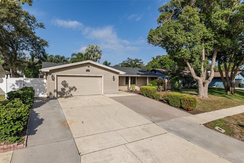 合同活跃: $579,900 (4 贝兹, 2 浴室, 2536 平方英尺)