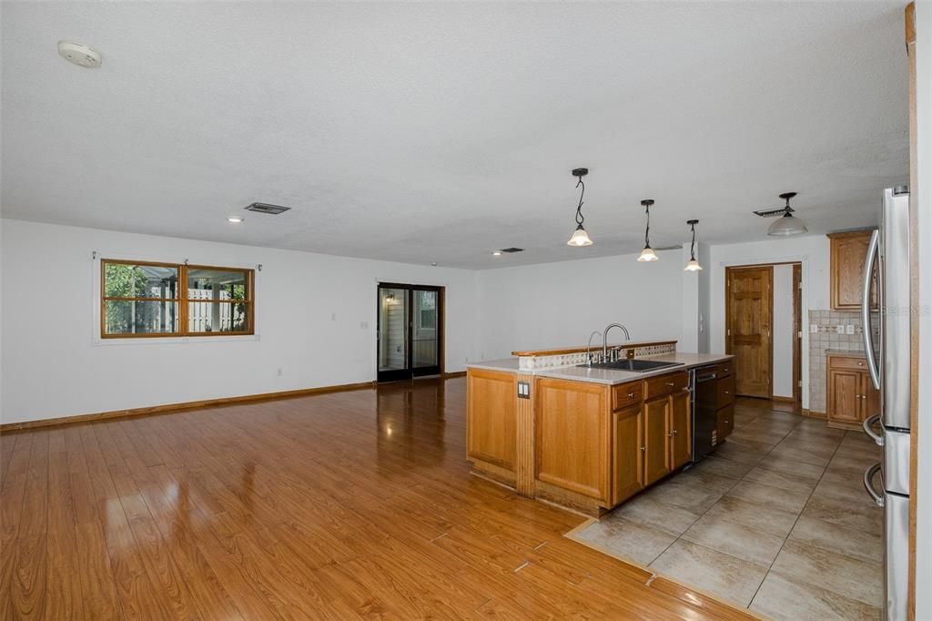 合同活跃: $579,900 (4 贝兹, 2 浴室, 2536 平方英尺)