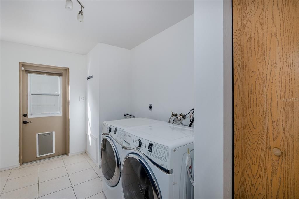 合同活跃: $579,900 (4 贝兹, 2 浴室, 2536 平方英尺)