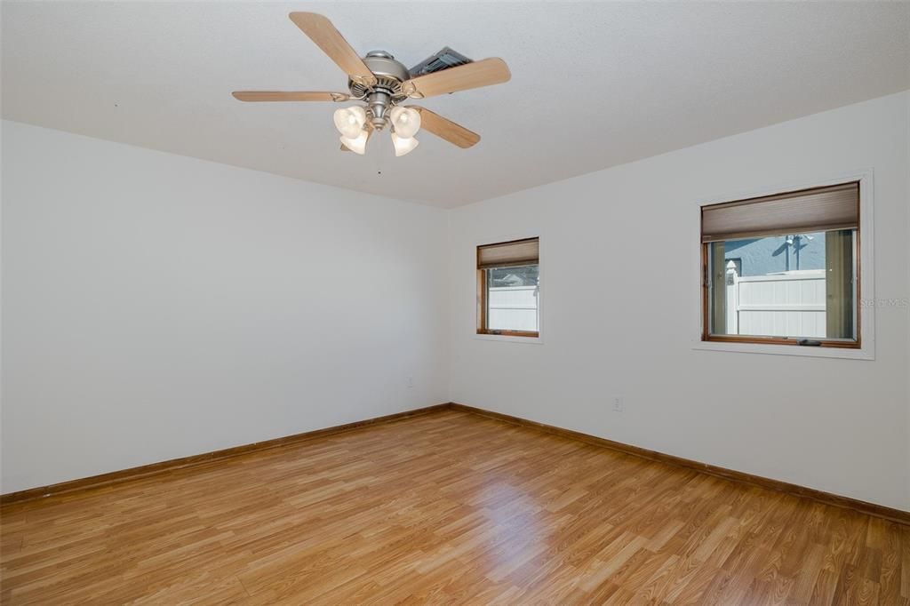 合同活跃: $579,900 (4 贝兹, 2 浴室, 2536 平方英尺)