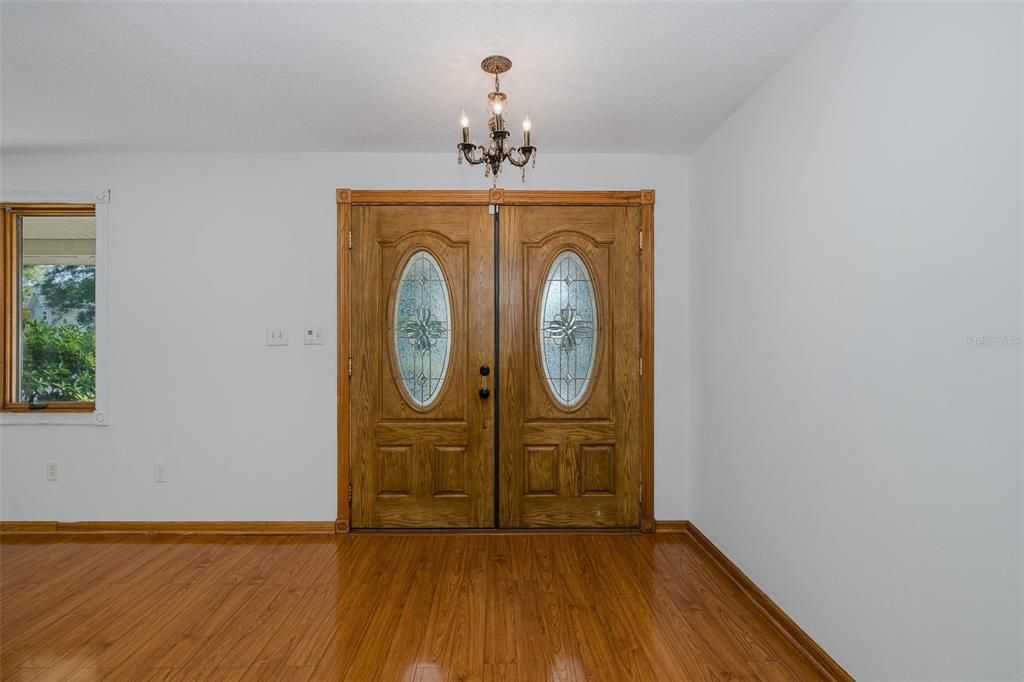 合同活跃: $579,900 (4 贝兹, 2 浴室, 2536 平方英尺)