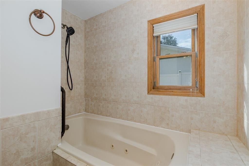 合同活跃: $579,900 (4 贝兹, 2 浴室, 2536 平方英尺)