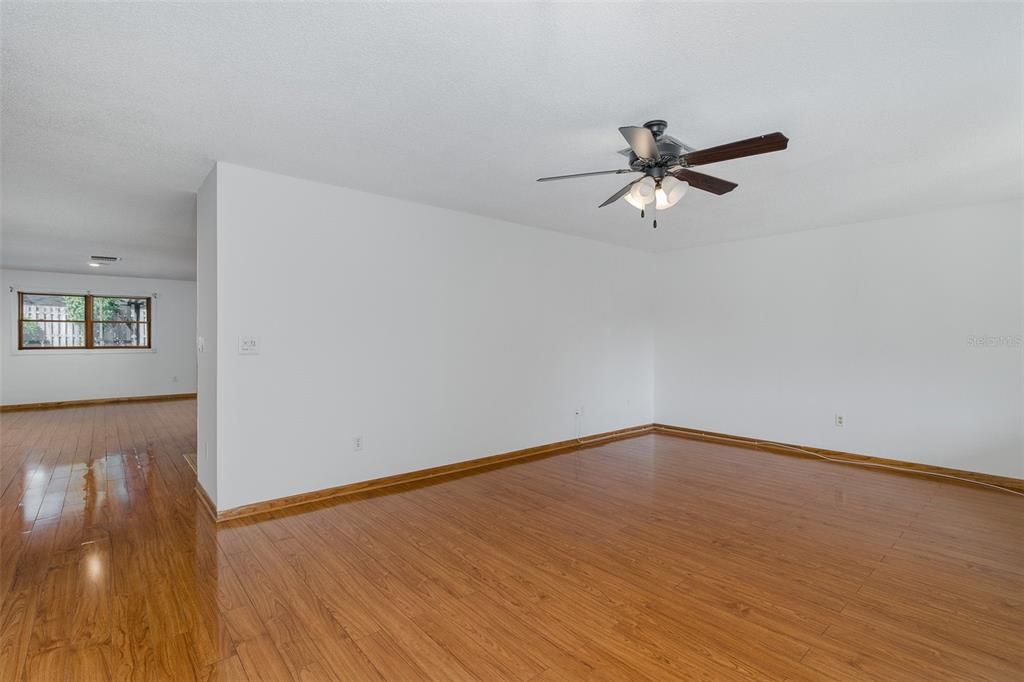 合同活跃: $579,900 (4 贝兹, 2 浴室, 2536 平方英尺)