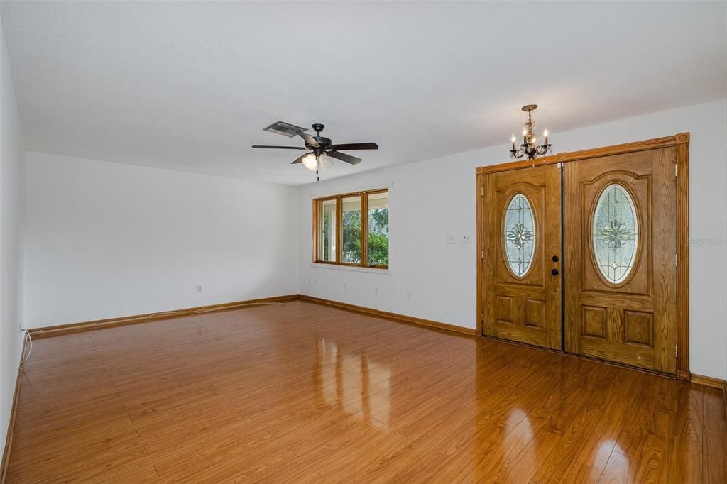 合同活跃: $579,900 (4 贝兹, 2 浴室, 2536 平方英尺)