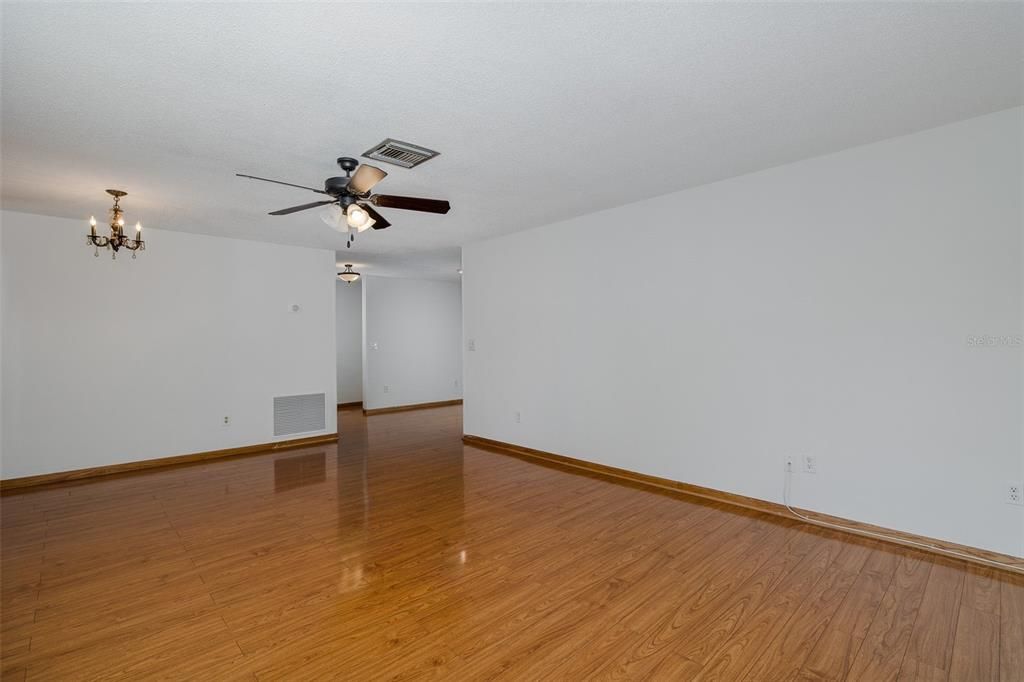 合同活跃: $579,900 (4 贝兹, 2 浴室, 2536 平方英尺)